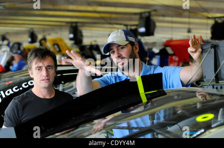 6. November 2011 - Fort Worth, Texas, USA - 6. November 2011. Fort Worth, Texas, USA. BBC Top Gear Gastgeber Richard Hammond (L) interviewt NASCAR Sprint Cup Series Treiber Jimmie Johnson (R) vor der AAA Texas 500 auf dem Texas Motor Speedway in Fort Worth, Texas. (Kredit-Bild: © Ralph Lauer/ZUMAPRESS.com) Stockfoto