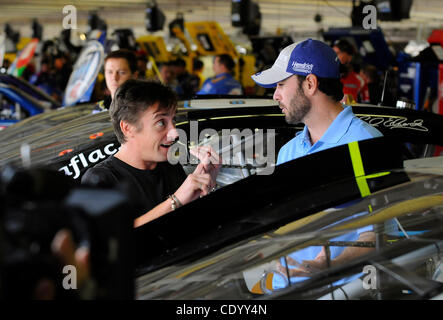 6. November 2011 - Fort Worth, Texas, USA - 6. November 2011. Fort Worth, Texas, USA. BBC Top Gear Gastgeber Richard Hammond interviews NASCAR Sprint Cup Series Treiber Jimmie Johnson vor der AAA Texas 500 auf dem Texas Motor Speedway in Fort Worth, Texas. (Kredit-Bild: © Ralph Lauer/ZUMAPRESS.com) Stockfoto