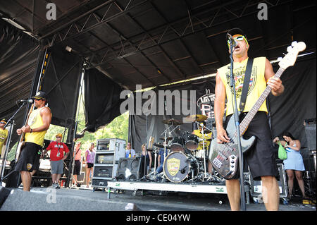 27. Juli 2011 - Virginia Beach, Virginia; USA - Bass-Gitarrist BRET BOLLINGER Band Pfeffer (L-R) Gitarrist KALEO WASSMAN und Drummer YESOD WILLIAMS tritt im Rahmen der 2011 Vans Warped Tour, die auf der Farm Bureau Live im Amphitheater von Virginia Beach stattfand.  Copyright 2011 Jaso Stockfoto