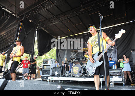 27. Juli 2011 - Virginia Beach, Virginia; USA - Bass-Gitarrist BRET BOLLINGER Band Pfeffer (L-R) Gitarrist KALEO WASSMAN und Drummer YESOD WILLIAMS tritt im Rahmen der 2011 Vans Warped Tour, die auf der Farm Bureau Live im Amphitheater von Virginia Beach stattfand.  Copyright 2011 Jaso Stockfoto