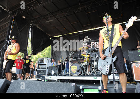 27. Juli 2011 - Virginia Beach, Virginia; USA - Bass-Gitarrist BRET BOLLINGER Band Pfeffer (L-R) Gitarrist KALEO WASSMAN und Drummer YESOD WILLIAMS tritt im Rahmen der 2011 Vans Warped Tour, die auf der Farm Bureau Live im Amphitheater von Virginia Beach stattfand.  Copyright 2011 Jaso Stockfoto