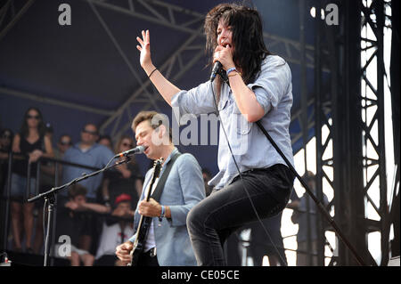 5. August 2011 - Chicago, Illinois; USA - Sängerin ALISON MOSSHART und Gitarrist JAMES HINCE der Band The Kills tritt im Rahmen des 20-jährigen Jubiläums des Lollapalooza Music Festival, das im Grant Park stattfindet.  Das dreitägige Festival zieht mehr als 270 Tausend Fans um zu sehen, eine vari Stockfoto