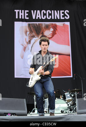 5. August 2011 - Chicago, Illinois; USA - Gitarristen FREDDIE COWAN von der Band The Vaccines tritt im Rahmen des 20-jährigen Jubiläums des Lollapalooza Music Festival, das im Grant Park stattfindet.  Das dreitägige Festival zieht mehr als 270 Tausend Fans um zu sehen, eine Vielzahl von Künstler auf acht Stockfoto