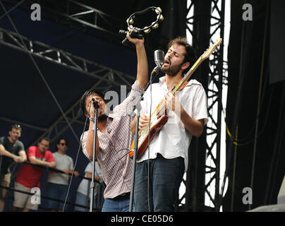 5. August 2011 - Chicago, Illinois; USA - SAMEER GADHIA Sänger und Gitarrist ERIC CANNATA der Band Young The Giant tritt im Rahmen des 20-jährigen Jubiläums des Lollapalooza Music Festival, das im Grant Park stattfindet.  Das dreitägige Festival zieht mehr als 270 Tausend Fans zu sehen, ein Stockfoto