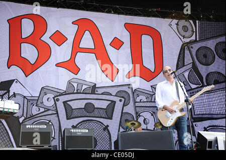 6. August 2011 - Chicago, Illinois; USA - Sänger / Gitarrist MICK JONES von der Band Big Audio Dynamite tritt im Rahmen des 20-jährigen Jubiläums des Lollapalooza Music Festival, das im Grant Park stattfindet.  Das dreitägige Festival zieht mehr als 270 Tausend Fans um zu sehen, eine Vielzahl von Kunst Stockfoto