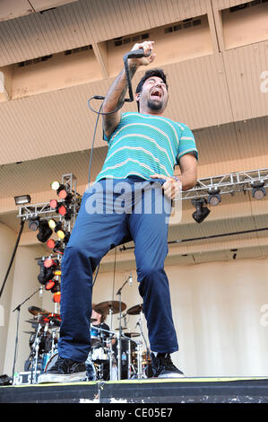 6. August 2011 - Chicago, Illinois; USA - Sänger CHINO MORENO Band DEFTONES tritt im Rahmen des 20-jährigen Jubiläums des Lollapalooza Music Festival, das im Grant Park stattfindet.  Das dreitägige Festival zieht mehr als 270 Tausend Fans um eine Vielzahl von Künstler auf acht Bühnen zu sehen. Stockfoto