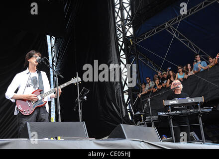 7. August 2011 - Chicago, Illinois; USA - Musiker RICK OCASEK und Keybordist GREG HAWKES von The Cars tritt im Rahmen des 20-jährigen Jubiläums des Lollapalooza Music Festival, das im Grant Park stattfindet.  Das dreitägige Festival zieht mehr als 270 Tausend Fans um zu sehen, eine Vielzahl von arti Stockfoto