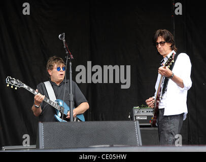 7. August 2011 - Chicago, Illinois; USA - Musiker RICK OCASEK und Gitarrist ELLIOT EASTON von The Cars tritt im Rahmen des 20-jährigen Jubiläums des Lollapalooza Music Festival, das im Grant Park stattfindet.  Das dreitägige Festival zieht mehr als 270 Tausend Fans um zu sehen, eine Vielzahl von Kunst Stockfoto