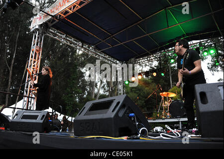 12. August 2011 - San Francisco, Kalifornien; USA - (L-R) Sänger / Gitarrist BETHANY COSENTINO und Gitarrist BOBB BRUNO der Band Best Coast tritt im Rahmen des 2011 Outside Lands Music Festival, die Einnahme ist Platz im Golden Gate Park.  Das dreitägige Festival zieht Tausende von fans Stockfoto