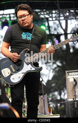 12. August 2011 - San Francisco, Kalifornien; USA - führt Gitarrist BOBB BRUNO der Band Best Coast live im Rahmen des 2011 Outside Lands Music Festival, die im Golden Gate Park stattfindet.  Das dreitägige Festival zieht Tausende von Fans zu sehen, eine Vielzahl von Künstler auf sechs verschiedene st Stockfoto