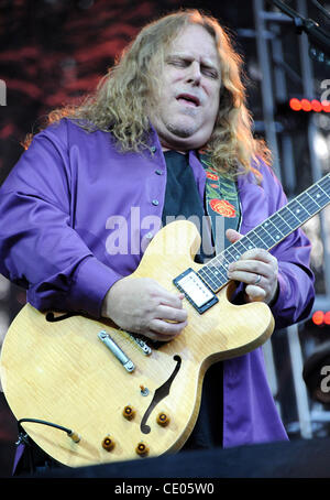 13. August 2011 - San Francisco, Kalifornien; USA - führt Musiker WARREN HAYNES live im Rahmen des 2011 Outside Lands Music Festival, die im Golden Gate Park stattfindet.  Das dreitägige Festival lockt Tausende von Fans, eine Vielzahl von Künstler auf sechs verschiedenen Bühnen zu sehen. Copyright 2011 Ja Stockfoto