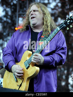 13. August 2011 - San Francisco, Kalifornien; USA - führt Musiker WARREN HAYNES live im Rahmen des 2011 Outside Lands Music Festival, die im Golden Gate Park stattfindet.  Das dreitägige Festival lockt Tausende von Fans, eine Vielzahl von Künstler auf sechs verschiedenen Bühnen zu sehen. Copyright 2011 Ja Stockfoto