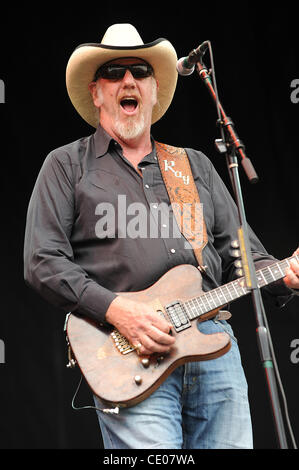 16. September 2011 - Austin, Texas; USA - Musiker RAY BENSON von der Band Asleep am Steuer führt live als Teil der zehnten jährlichen Austin City Limits Music Festival, die stattfindet am Zilker Park befindet sich in Austin.  Das dreitägige Festival mehr als 70 anziehen wird fans 000 um zu sehen, eine Vielzahl von artis Stockfoto