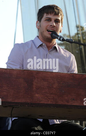 16. September 2011 - Austin, Texas; USA - führt Musiker MARK FOSTER der Band Foster the People live als Teil der zehnten jährlichen Austin City Limits Music Festival, die stattfindet am Zilker Park befindet sich in Austin.  Das dreitägige Festival mehr als 70 anziehen wird fans 000 um zu sehen, eine Vielzahl von Künstler Stockfoto