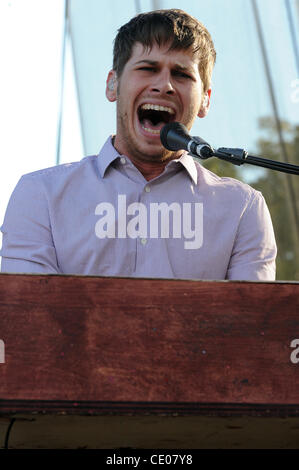 16. September 2011 - Austin, Texas; USA - führt Musiker MARK FOSTER der Band Foster the People live als Teil der zehnten jährlichen Austin City Limits Music Festival, die stattfindet am Zilker Park befindet sich in Austin.  Das dreitägige Festival mehr als 70 anziehen wird fans 000 um zu sehen, eine Vielzahl von Künstler Stockfoto