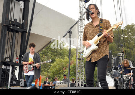 16. September 2011 - Austin, Texas; USA - (R-L) Sänger / Gitarrist CULLEN OMORI und Gitarrist MAX KAKACEK der Band SMITH WESTERNS führt live als Teil der zehnten jährlichen Austin City Limits Music Festival, das im Zilker Park stattfindet in Austin entfernt.  Das dreitägige Festival zieht sich über Stockfoto