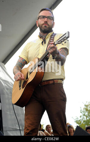 17. September 2011 - Austin, Texas; USA - Musiker DALLAS GREEN City and Colour tritt im Rahmen der zehnten jährlichen Austin City Limits Music Festival, die stattfindet am Zilker Park befindet sich in Austin.  Das dreitägige Festival mehr als 70 anziehen wird fans 000 um zu sehen, eine Vielzahl von Künstler auf acht Stockfoto