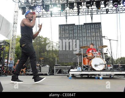 18. September 2011 - Austin, Texas; USA - Rap Artist CHIDERA "CHIDDY" ANAMEGE und Schlagzeuger NOAH "XAPHOON JONES" BERESIN des Arbeitskreises Chiddy Bang tritt im Rahmen der zehnten jährlichen Austin City Limits Music Festival, die stattfindet am Zilker Park befindet sich in Austin.  Das dreitägige Festival wird Stockfoto