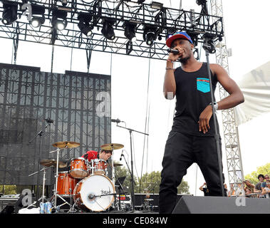 18. September 2011 - Austin, Texas; USA - Rap Artist CHIDERA "CHIDDY" ANAMEGE und Schlagzeuger NOAH "XAPHOON JONES" BERESIN des Arbeitskreises Chiddy Bang tritt im Rahmen der zehnten jährlichen Austin City Limits Music Festival, die stattfindet am Zilker Park befindet sich in Austin.  Das dreitägige Festival wird Stockfoto