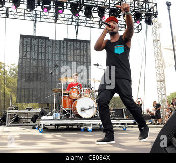 18. September 2011 - Austin, Texas; USA - Rap Artist CHIDERA "CHIDDY" ANAMEGE und Schlagzeuger NOAH "XAPHOON JONES" BERESIN des Arbeitskreises Chiddy Bang tritt im Rahmen der zehnten jährlichen Austin City Limits Music Festival, die stattfindet am Zilker Park befindet sich in Austin.  Das dreitägige Festival wird Stockfoto