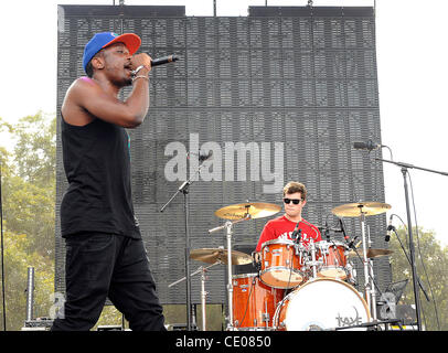 18. September 2011 - Austin, Texas; USA - Rap Artist CHIDERA "CHIDDY" ANAMEGE und Schlagzeuger NOAH "XAPHOON JONES" BERESIN des Arbeitskreises Chiddy Bang tritt im Rahmen der zehnten jährlichen Austin City Limits Music Festival, die stattfindet am Zilker Park befindet sich in Austin.  Das dreitägige Festival wird Stockfoto