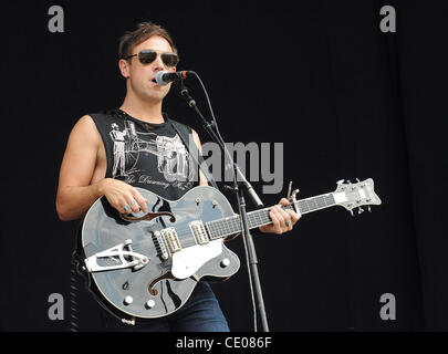 18. September 2011 - Austin, Texas; USA - führt Musiker MIKEL JOLLETT der Band The Airborne Toxic Event live als Teil der zehnten jährlichen Austin City Limits Music Festival, die stattfindet am Zilker Park befindet sich in Austin.  Das dreitägige Festival mehr als 70 anziehen wird fans 000 um zu sehen, eine Vielzahl Stockfoto