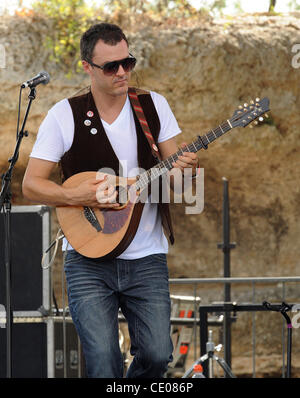 18. September 2011 - Austin, Texas; USA - tritt Musiker KYM WARNER von der Greencard im Rahmen der zehnten jährlichen Austin City Limits Music Festival, die stattfindet am Zilker Park befindet sich in Austin.  Das dreitägige Festival mehr als 70 anziehen wird fans 000 um zu sehen, eine Vielzahl von Künstler auf acht Stockfoto