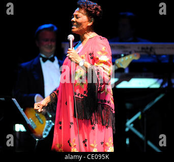 20. Oktober 2011 - Raleigh, North Carolina; USA - tritt Sängerin DIONNE WARWICK in der Dorton Arena im Rahmen der 2011 NC State Fair, die in Raleigh stattfindet. Copyright 2011 Jason Moore. (Kredit-Bild: © Jason Moore/ZUMAPRESS.com) Stockfoto