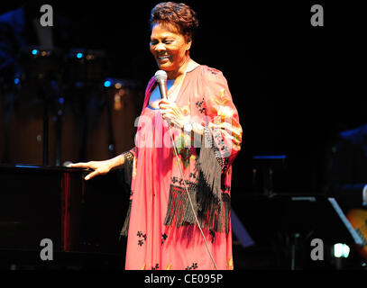 20. Oktober 2011 - Raleigh, North Carolina; USA - tritt Sängerin DIONNE WARWICK in der Dorton Arena im Rahmen der 2011 NC State Fair, die in Raleigh stattfindet. Copyright 2011 Jason Moore. (Kredit-Bild: © Jason Moore/ZUMAPRESS.com) Stockfoto