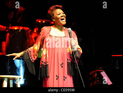 20. Oktober 2011 - Raleigh, North Carolina; USA - tritt Sängerin DIONNE WARWICK in der Dorton Arena im Rahmen der 2011 NC State Fair, die in Raleigh stattfindet. Copyright 2011 Jason Moore. (Kredit-Bild: © Jason Moore/ZUMAPRESS.com) Stockfoto