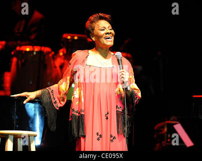 20. Oktober 2011 - Raleigh, North Carolina; USA - tritt Sängerin DIONNE WARWICK in der Dorton Arena im Rahmen der 2011 NC State Fair, die in Raleigh stattfindet. Copyright 2011 Jason Moore. (Kredit-Bild: © Jason Moore/ZUMAPRESS.com) Stockfoto