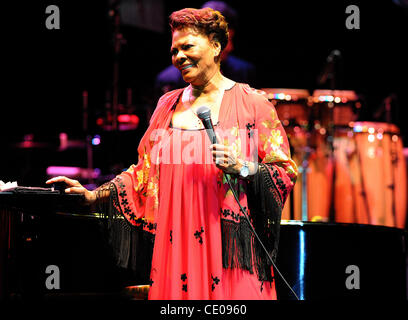 20. Oktober 2011 - Raleigh, North Carolina; USA - tritt Sängerin DIONNE WARWICK in der Dorton Arena im Rahmen der 2011 NC State Fair, die in Raleigh stattfindet. Copyright 2011 Jason Moore. (Kredit-Bild: © Jason Moore/ZUMAPRESS.com) Stockfoto