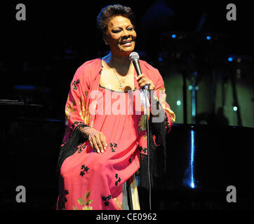20. Oktober 2011 - Raleigh, North Carolina; USA - tritt Sängerin DIONNE WARWICK in der Dorton Arena im Rahmen der 2011 NC State Fair, die in Raleigh stattfindet. Copyright 2011 Jason Moore. (Kredit-Bild: © Jason Moore/ZUMAPRESS.com) Stockfoto