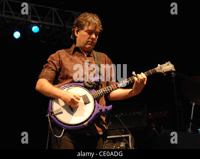 Multi-Grammy-Gewinner, die BELA FLECK das Orginal-Lineup von BLEA FLECK und THE FLECKTONES heraus bringt, um neueste Version, ROCKET SCIENCE im NETELOS Pavillon in PORTSMOUTH, VIRGINIA on13 AUGUST 2011 zu unterstützen. Line-up ist VICTOR WOOTEN, BELA FLECK, HOWARD LEVY, ROY WOOTEN Stockfoto