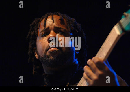 Multi-Grammy-Gewinner, die BELA FLECK das Orginal-Lineup von BLEA FLECK und THE FLECKTONES heraus bringt, um neueste Version, ROCKET SCIENCE im NETELOS Pavillon in PORTSMOUTH, VIRGINIA on13 AUGUST 2011 zu unterstützen. Line-up ist VICTOR WOOTEN, BELA FLECK, HOWARD LEVY, ROY WOOTEN Stockfoto