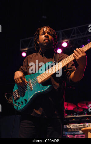 Multi-Grammy-Gewinner, die BELA FLECK das Orginal-Lineup von BLEA FLECK und THE FLECKTONES heraus bringt, um neueste Version, ROCKET SCIENCE im NETELOS Pavillon in PORTSMOUTH, VIRGINIA on13 AUGUST 2011 zu unterstützen. Line-up ist VICTOR WOOTEN, BELA FLECK, HOWARD LEVY, ROY WOOTEN Stockfoto