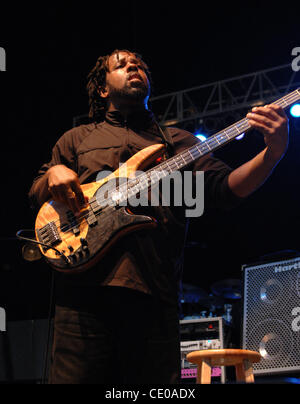 Multi-Grammy-Gewinner, die BELA FLECK das Orginal-Lineup von BLEA FLECK und THE FLECKTONES heraus bringt, um neueste Version, ROCKET SCIENCE im NETELOS Pavillon in PORTSMOUTH, VIRGINIA on13 AUGUST 2011 zu unterstützen. Line-up ist VICTOR WOOTEN, BELA FLECK, HOWARD LEVY, ROY WOOTEN Stockfoto