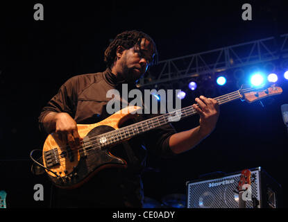 Multi-Grammy-Gewinner, die BELA FLECK das Orginal-Lineup von BLEA FLECK und THE FLECKTONES heraus bringt, um neueste Version, ROCKET SCIENCE im NETELOS Pavillon in PORTSMOUTH, VIRGINIA on13 AUGUST 2011 zu unterstützen. Line-up ist VICTOR WOOTEN, BELA FLECK, HOWARD LEVY, ROY WOOTEN Stockfoto