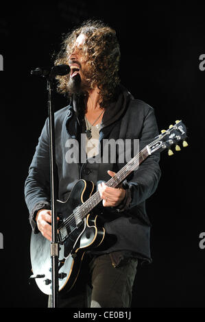 28. Oktober 2011 - New Orleans, Louisiana; USA - Sänger CHRIS CORNELL der Band, die Soundgarden führt als Teil der 2011 Voodoo Musik-Erfahrung, die im Stadtpark stattfindet in New Orleans entfernt.  Das dreitägige Musikfestival lockt Tausende von Musikfans zu sehen, eine Vielzahl von Künstler der ei Stockfoto