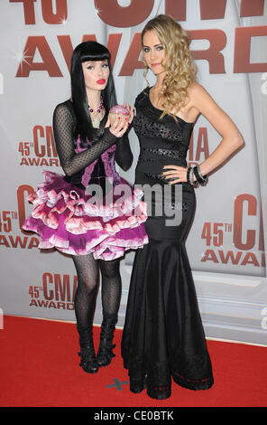 9. November 2011 - Nashville, Tennessee; USA - Sänger SUSIE BROWN und DANELLE EVERETT der Band kommt die JANEDEAR Mädchen auf dem roten Teppich bei den 45. jährlichen CMA Music Awards, die in der Bridgestone Arena stattfand befindet sich im Stadtkern von Nashville.  Copyright 2011 Jason Moore. (Kredit-Bild: © Jason Stockfoto