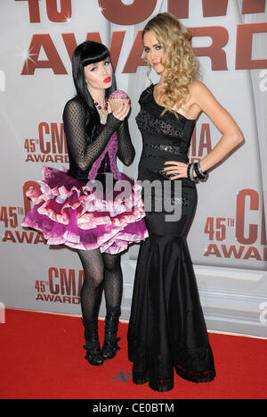 9. November 2011 - Nashville, Tennessee; USA - Sänger SUSIE BROWN und DANELLE EVERETT der Band kommt die JANEDEAR Mädchen auf dem roten Teppich bei den 45. jährlichen CMA Music Awards, die in der Bridgestone Arena stattfand befindet sich im Stadtkern von Nashville.  Copyright 2011 Jason Moore. (Kredit-Bild: © Jason Stockfoto