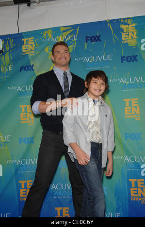 8. August 2011 - Hollywood, Kalifornien, USA - Kellan Lutz und Tanner Lutz bei TEEN CHOICE 2011, gehalten im Gibson Amphitheatre, am 7. August 2011, in Los Angeles. (Kredit-Bild: © Michael Germana/Globe Photos/ZUMAPRESS.com) Stockfoto