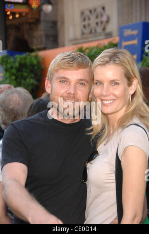 28. August 2011 - statt Hollywood, Kalifornien, USA - Rick Schroder und Andrea Schröder während der Walt Disney Studios Re-release von der König der Löwen 3D Premiere im El Capitan Theatre, am 27. August 2011, in Los Angeles. (Kredit-Bild: © Michael Germana/Globe Photos/ZUMAPRESS.com) Stockfoto