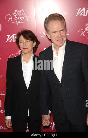 23. September 2011 - statt Hollywood, Kalifornien, USA - Annette Bening und Warren Beatty in Variety 3. jährlichen Leistung von Frauen LUNCHEON, im Beverly Wilshire Four Seasons Hotel am 23. September 2011, in Beverly Hills, Kalifornien. (Kredit-Bild: © Michael Germana/Globe Photos/ZUMAPRESS.com) Stockfoto