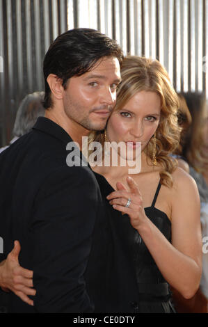 3. Oktober 2011 - statt Hollywood, Kalifornien, USA - Jason Behr und KaDee Strickland während der Premiere des neuen Films von Dreamworks Bilder REAL STEEL, im Gibson Amphitheater am 2. Oktober 2011, in Los Angeles. (Kredit-Bild: © Michael Germana/Globe Photos/ZUMAPRESS.com) Stockfoto