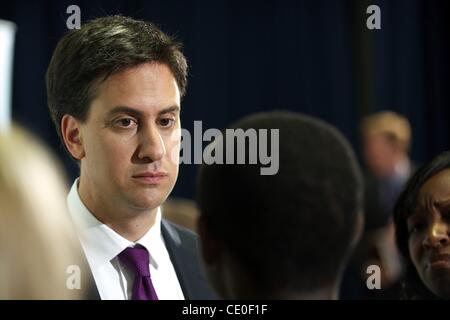 15. August 2011 - London, England, UK - Labour Leader, wie Ed Miliband mit Jugendlichen nach Abgabe einer Schlüsselfiguren der Opposition Rede an Premierminister David Cameron an der Schule Haverstock, seiner Alma Mater, in Camden, London am 15. August 2011 spricht. (Kredit-Bild: © Mark Makela/ZUMAPRESS.com) Stockfoto