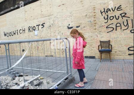 18. August 2011 - London, England, Vereinigtes Königreich - LOUISA Sommer Wand 7 Abtei Straßen, London Blicke auf Schutt vor einer Gemeinschaft in Woolwich eine Woche nach Ausschreitungen England erschütterte. (Kredit-Bild: © Mark Makela/ZUMAPRESS.com) Stockfoto