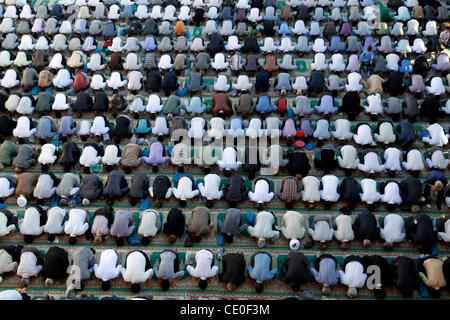 Iraner beten bei Imamzadeh Helal-Ebne Ali Schrein während der Eid-al-Fitr Festival in der Stadt Kashan, 150 Meilen südlich von Teheran am 31. August 2011. Das Eid-al-Fitr fest markiert das Ende des heiligen muslimischen Fastenmonats Ramadan. Stockfoto