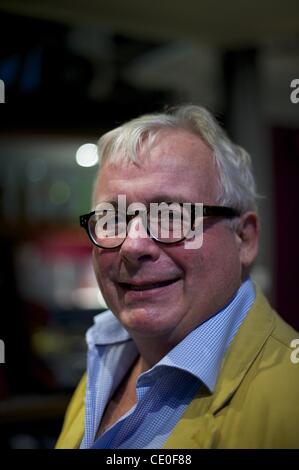 13. September 2011 - London, England, UK - CHRISTOPHER BIGGINS besucht die "No Naughty Bits" Presse-Nacht am Hampstead Theatre in Swiss Cottage, London. (Kredit-Bild: © Mark Makela/ZUMAPRESS.com) Stockfoto