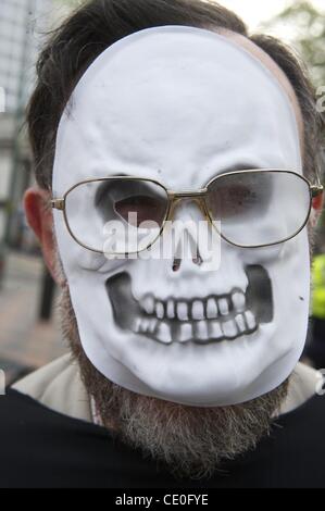 19. September 2011 - Birmingham, England, UK - Skelett Kostüm gekleidete Demonstranten außerhalb der ICC, Ort der liberalen Demokraten Konferenz zusammenstellen. (Kredit-Bild: © Mark Makela/ZUMAPRESS.com) Stockfoto